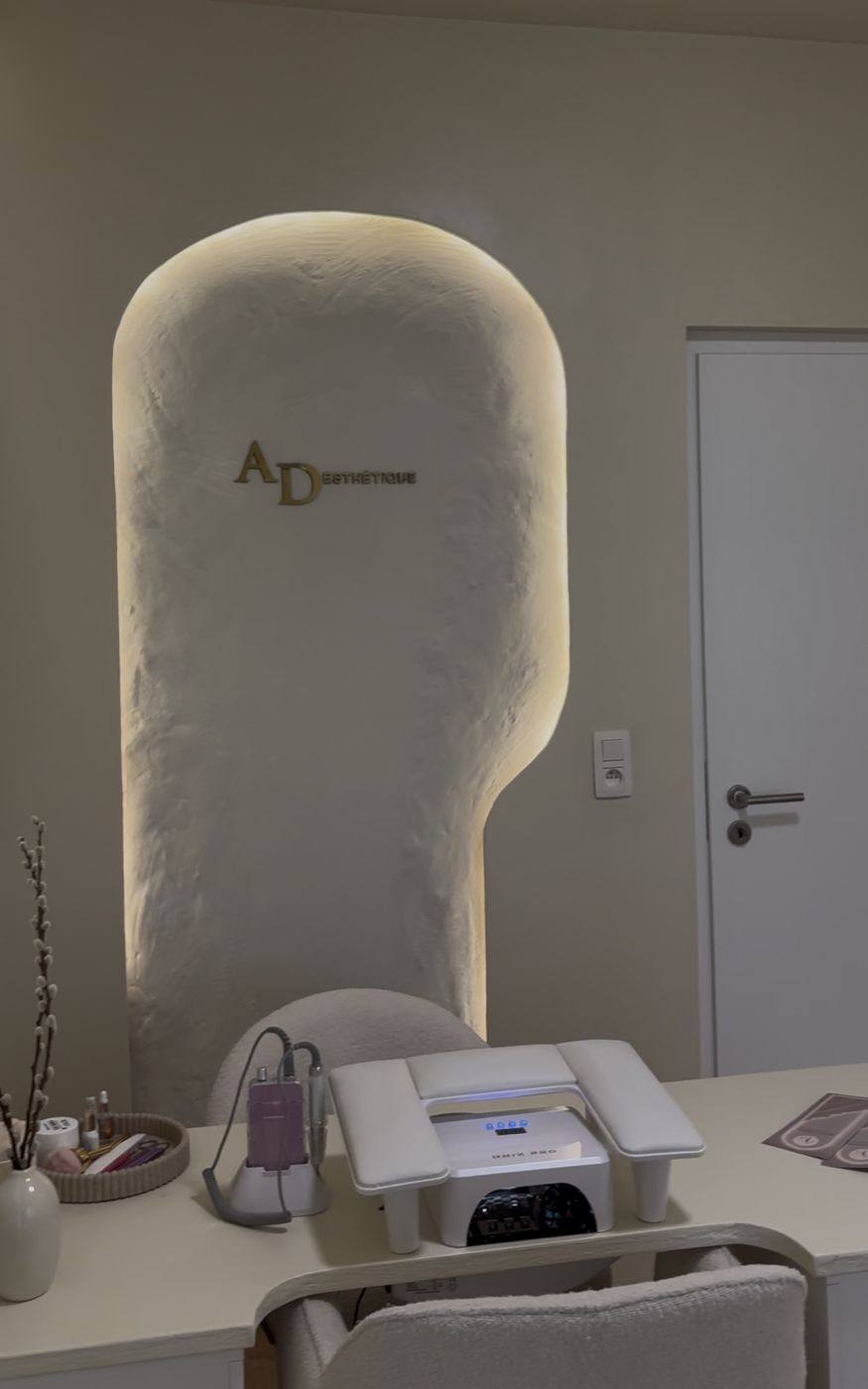 L'alcôve lumineuse au logo AD Esthétique