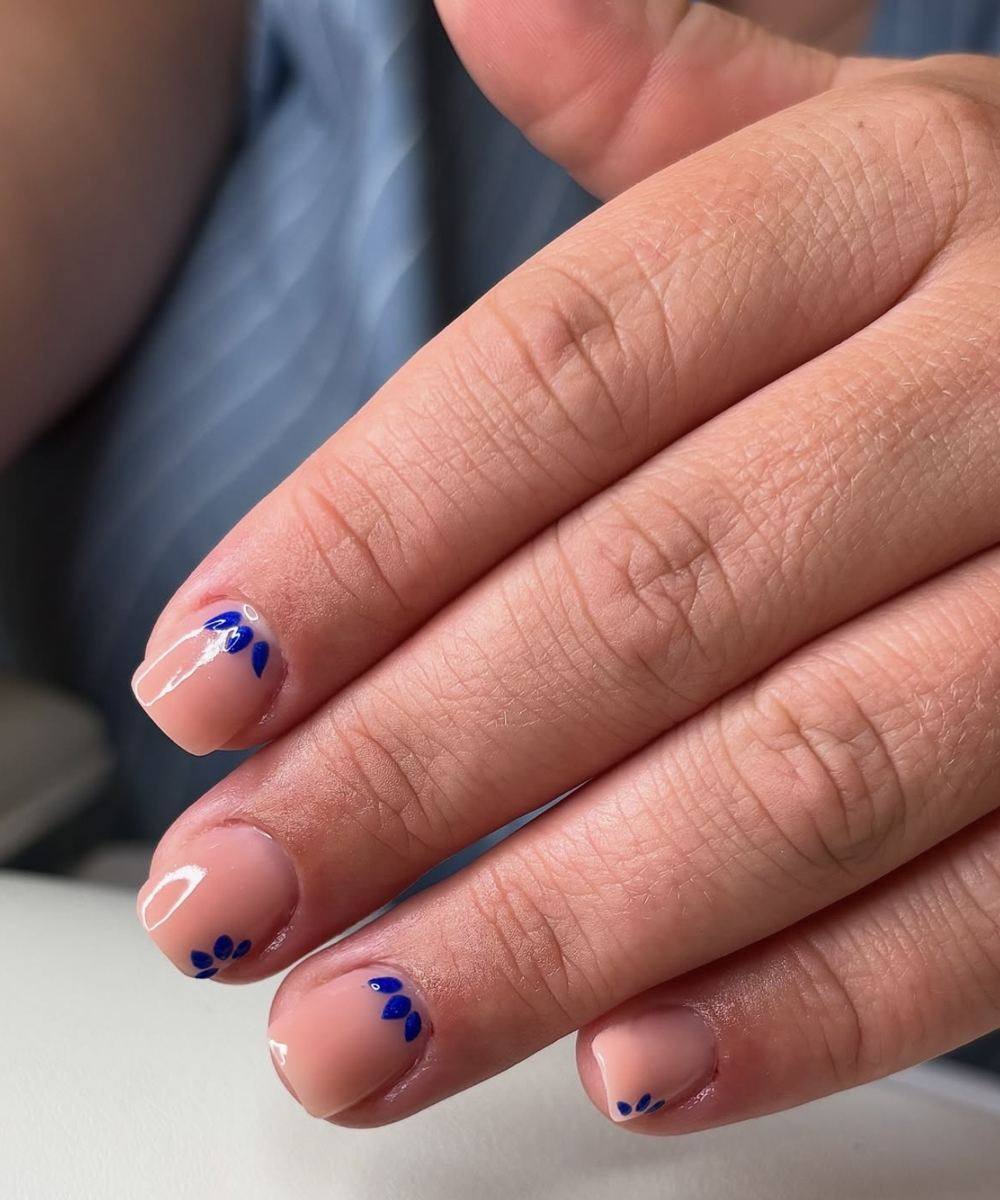Nude et petites fleurs bleues